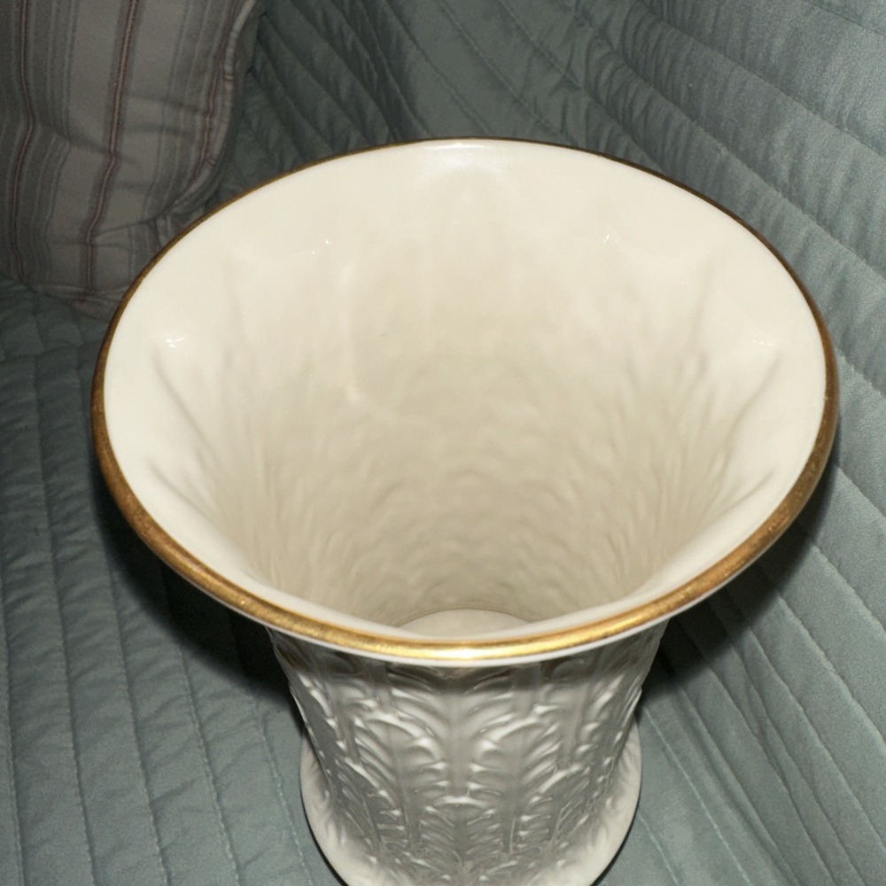 Lenox Porcelain Vase Autumn Leaves pattern, Ivory color with gold trim 9.5" - Picture 3 of 5